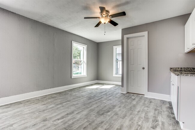 Building Photo - 810 Maltby St