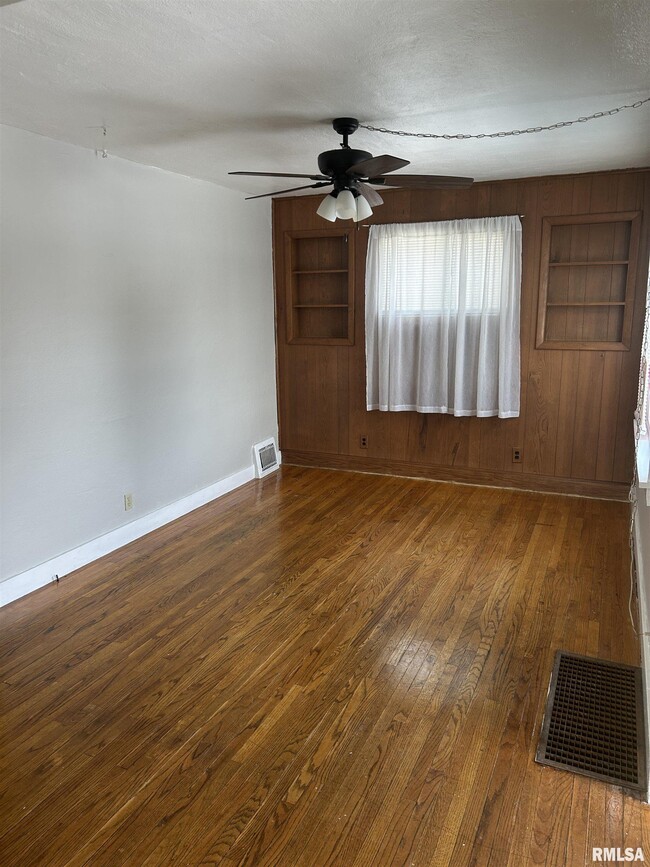 Building Photo - 405 Keller St