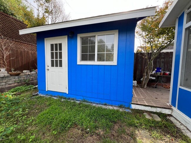 Building Photo - 3 Bedroom 2 Bath remodeled home is Capitola