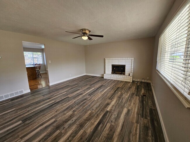 Building Photo - Beautiful 3 Bed/3 Bath Home