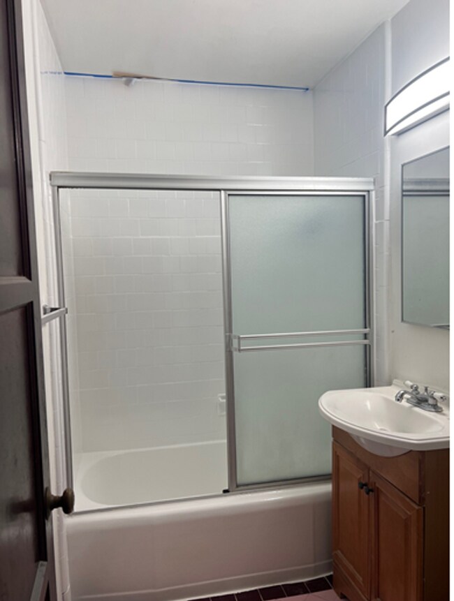 Building Photo - Spacious 1 Bd / 1 Ba Affordable Unit in th...
