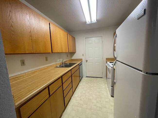 Building Photo - SKAE112-Triplex
