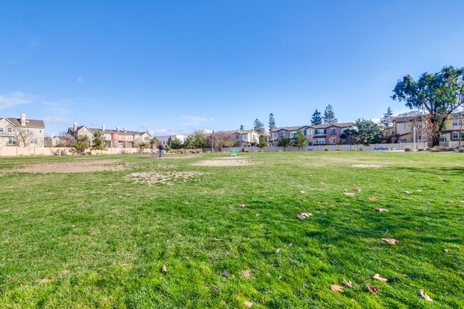 Building Photo - Amazing 3 Bed, 3 Bath Home in Sunnyvale near Seven Seas Park