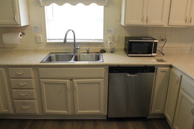 Building Photo - 2011 Miller Rd