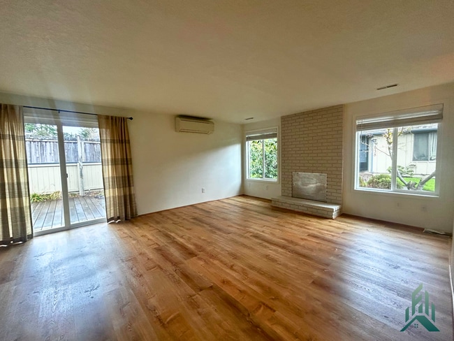 Building Photo - 2 Bed / 2 Full Bath Single-Level Townhome in Timberhill