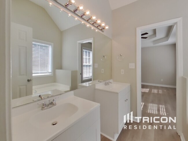 Building Photo - 280 Chestnut Dr