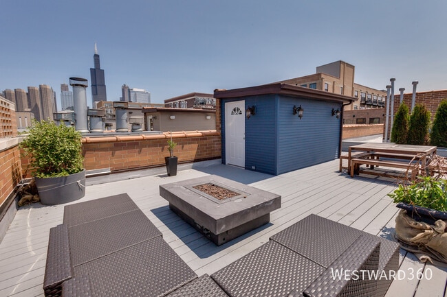 Building Photo - 1033 W Monroe St