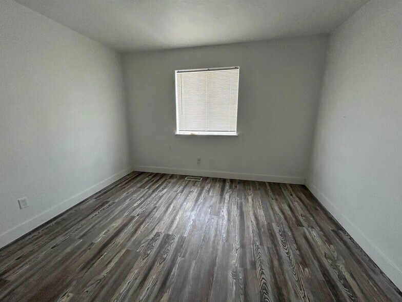 Building Photo - 1100 W Quinn Rd