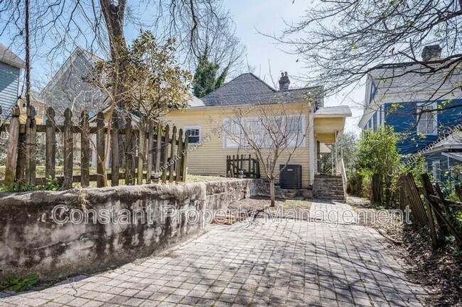 Building Photo - 979 Highland Terrace