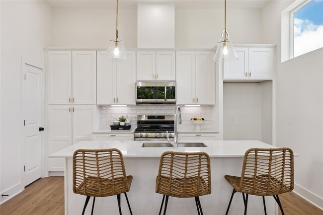 Building Photo - 835 D Rachel St