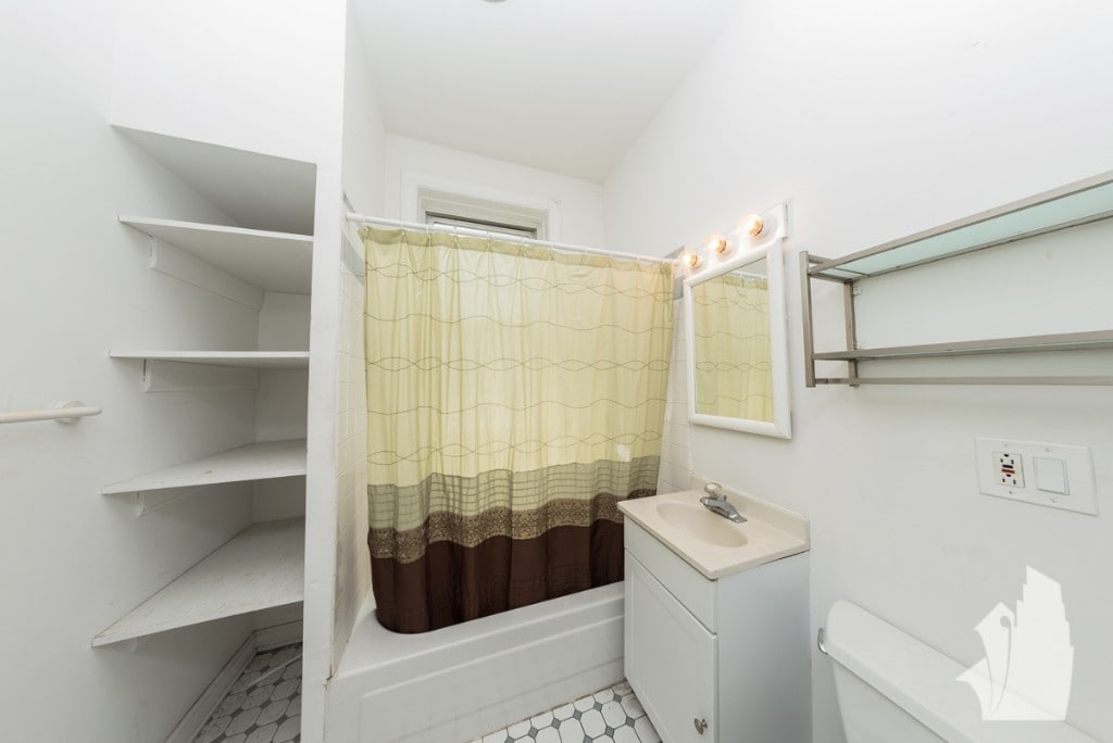 Building Photo - 2318 N Southport Ave