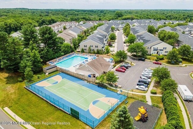 Building Photo - 10 Brookfield Dr