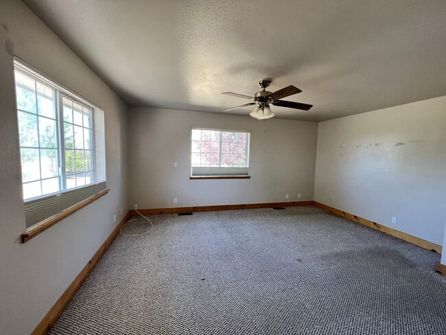 Building Photo - BEAUTIFUL Mountain Home