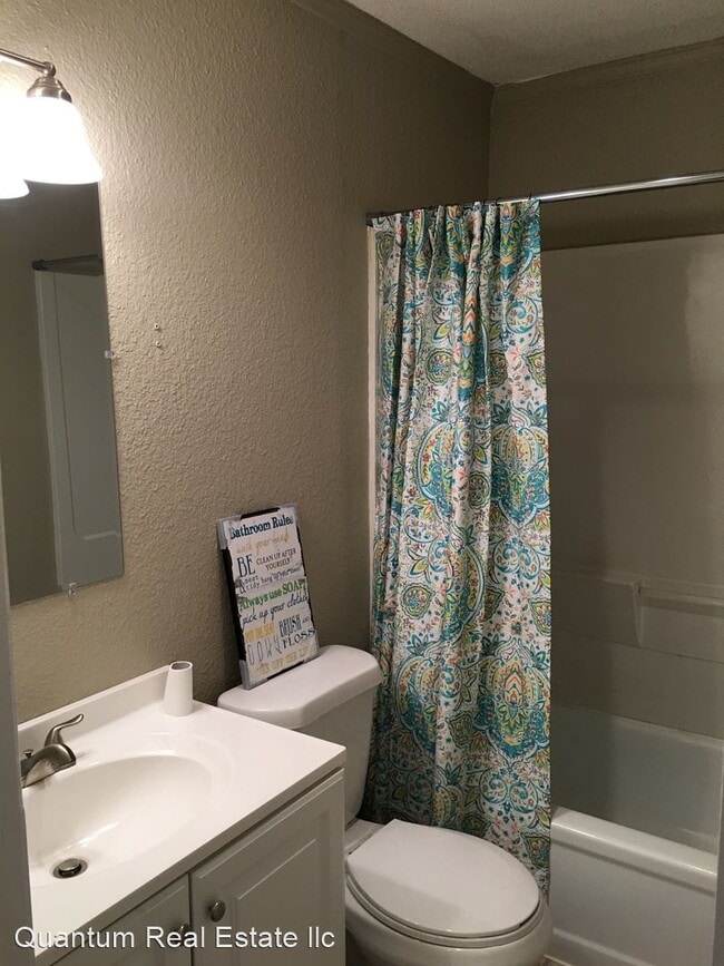 Building Photo - 3 br, 1.5 bath House - 827 W. DENVER STREET