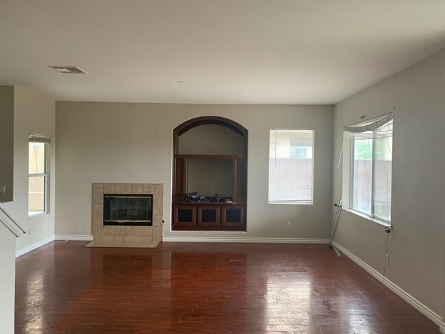 Building Photo - 4BR/2.5BA Townhouse with a view