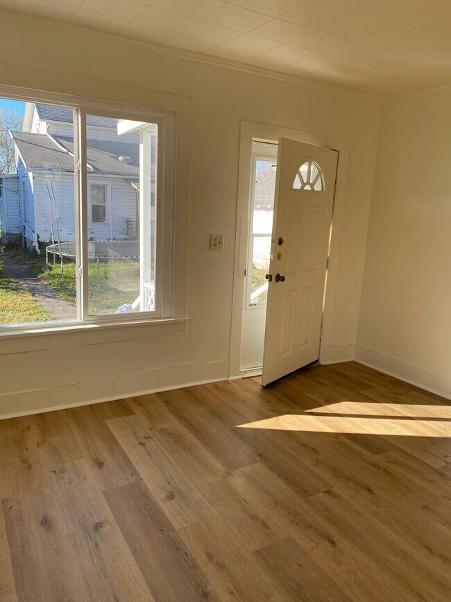 Building Photo - 588 Oak St