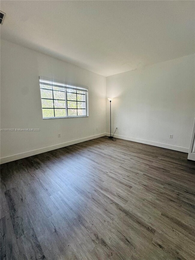 Building Photo - 364 NE 25th Pl