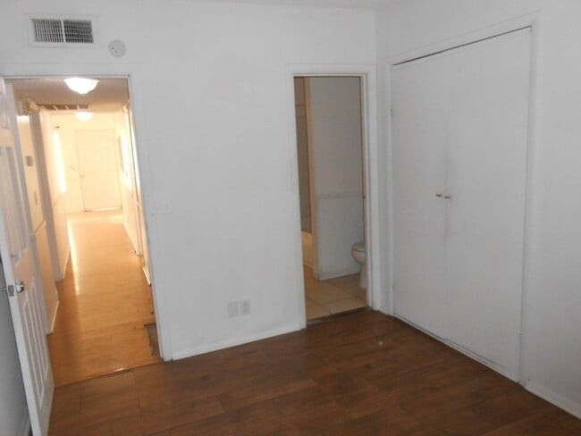 Building Photo - 2nd Floor 3 bedroom Condo Near 95/Torrey Pines