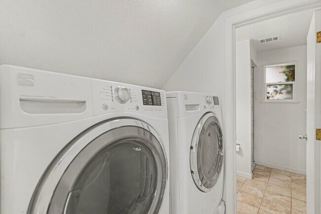 Building Photo - 6538 W Kenyon Ave