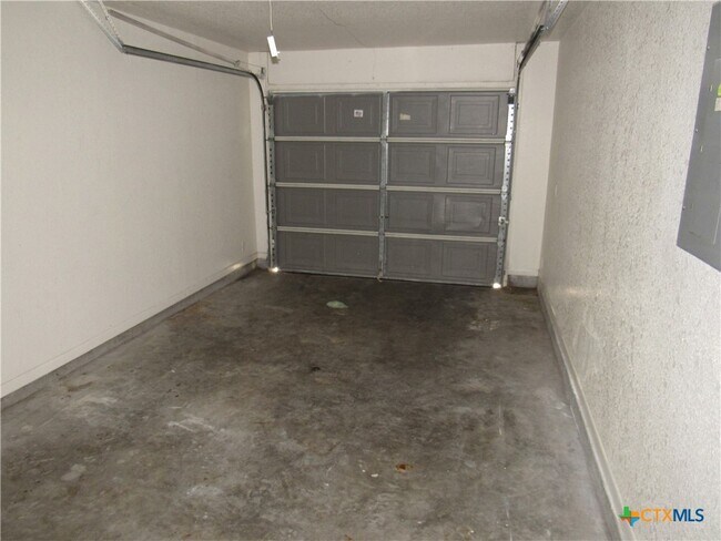 Building Photo - 3903 Hitchrock Dr