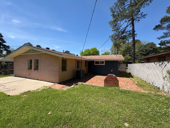 Building Photo - Gorgeous 4 bedroom/1 bath with Central Air and Heat!