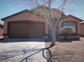 Building Photo - Close to Post