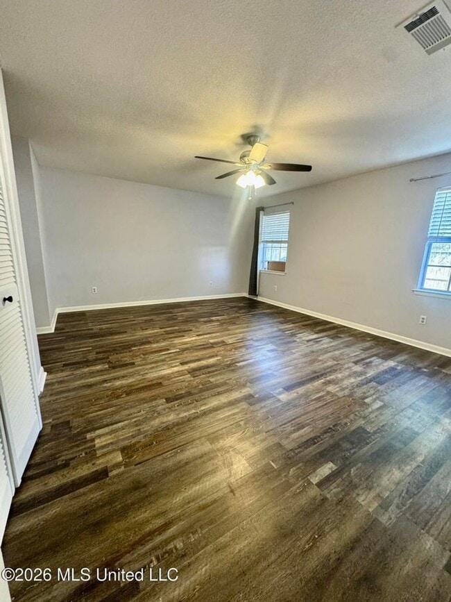 Building Photo - Spacious 3/2 Living in the Heart of Ocean Springs