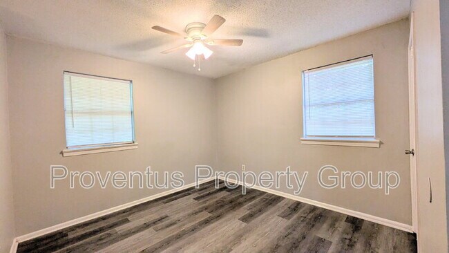 Building Photo - 4527 Versailles Dr