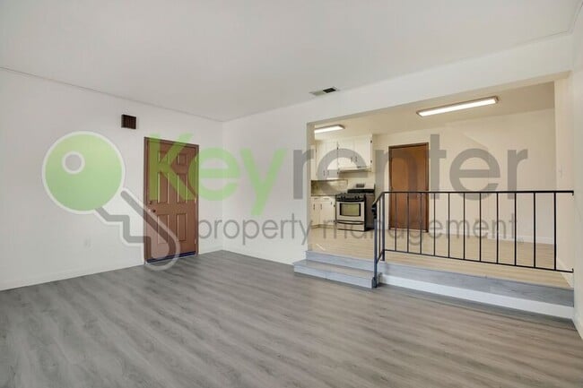 Building Photo - 809 N Hobson Ave