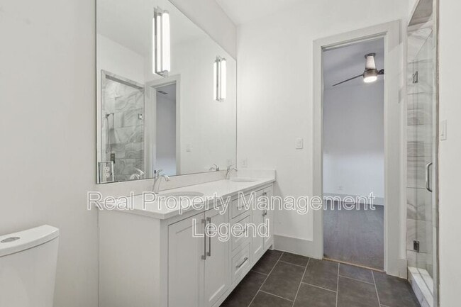 Building Photo - 1018 S Waverly Dr