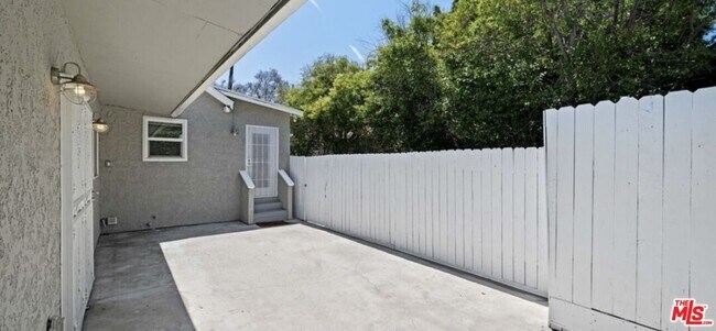 Building Photo - 1149 N Poinsettia Pl