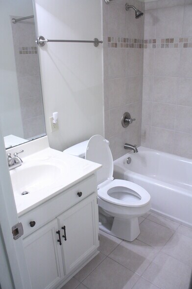 Hall Bath - 4004 Inwood Dr