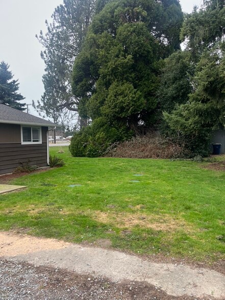 Building Photo - 13075 Avon Allen Rd