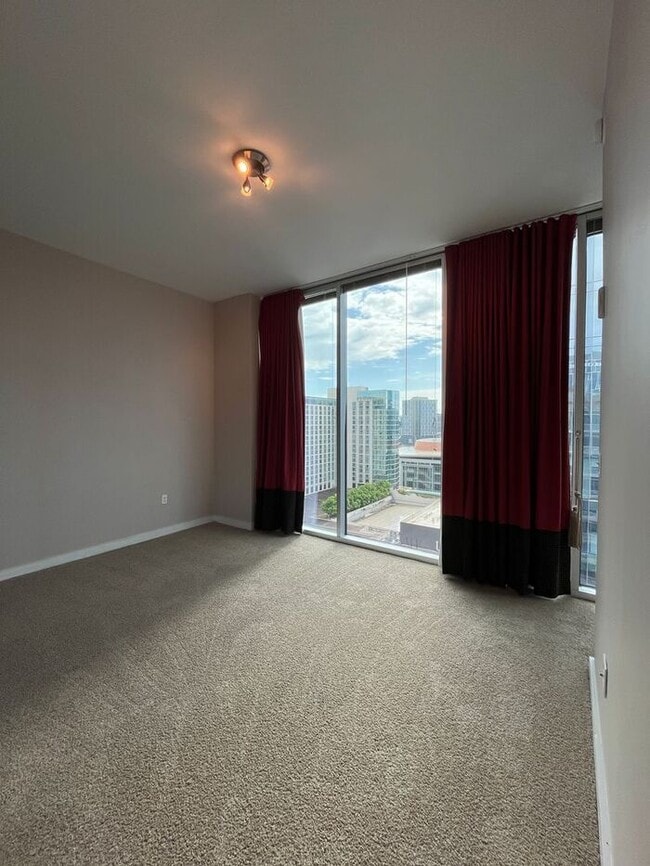 Building Photo - Beautiful 1-Bedroom Condo with Stunning Do...