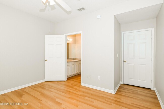 Building Photo - 13700 Richmond Park Dr N