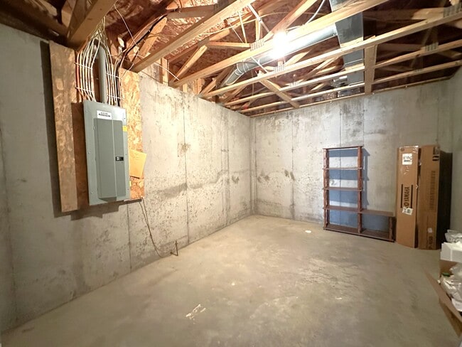 Building Photo - 6218 Shadyview Ln N