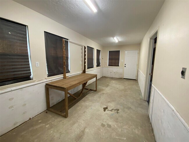 Building Photo - 911 Hawthorne Rd