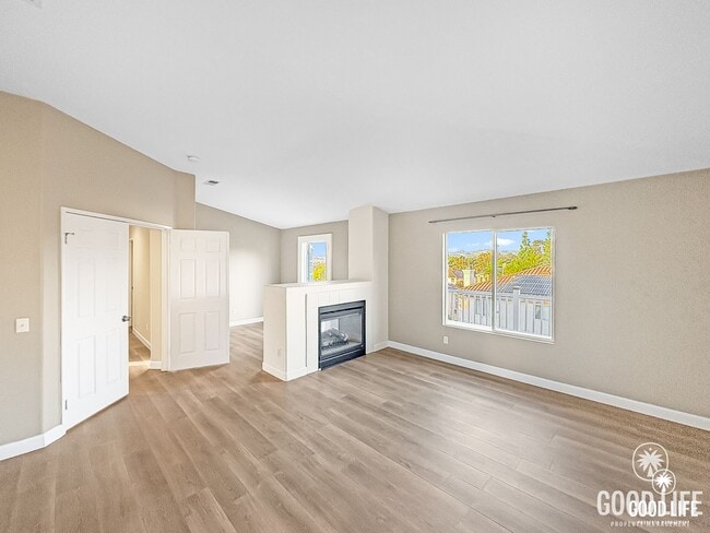 Building Photo - Great 4B/3BA House in Oceanside w/ a Large Loft!