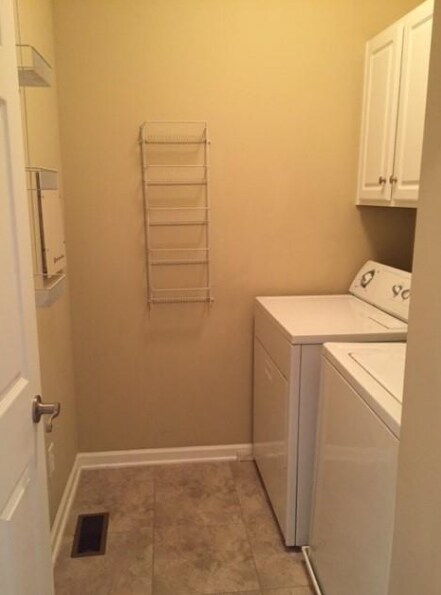 Building Photo - 2 Bed, 2 Bath Condo with Tandem Garage