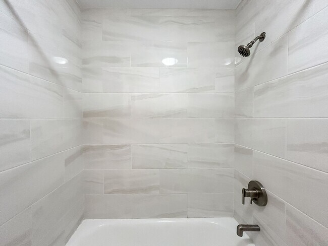 Building Photo - Modern 2B/2BA Condo with Balcony & Ameniti...