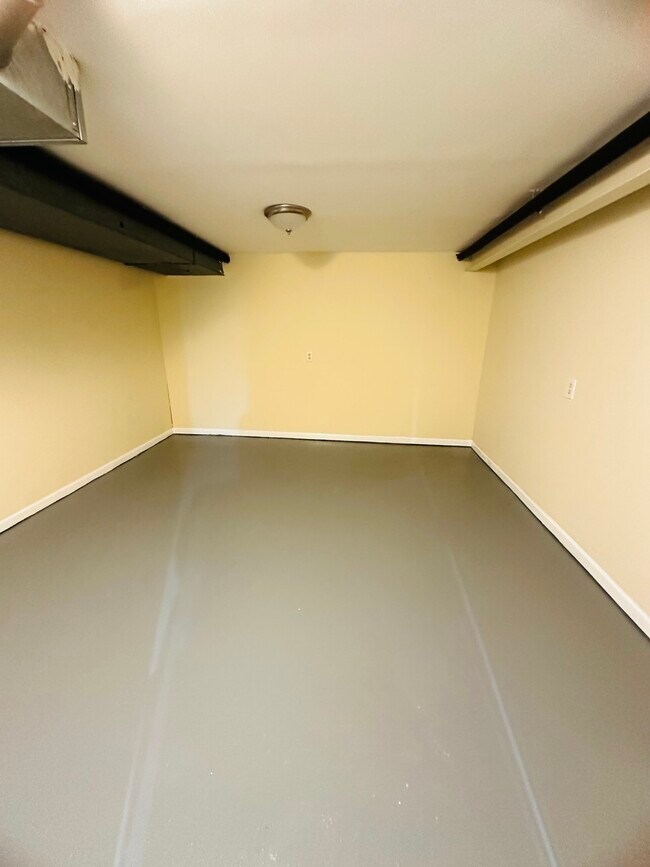 Building Photo - 3850 W 81st St