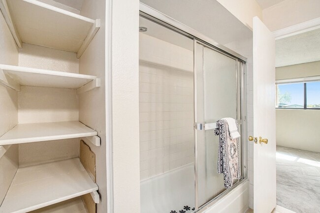 Building Photo - Well Maintained 2 Bed, 2 Bath Townhome in ...