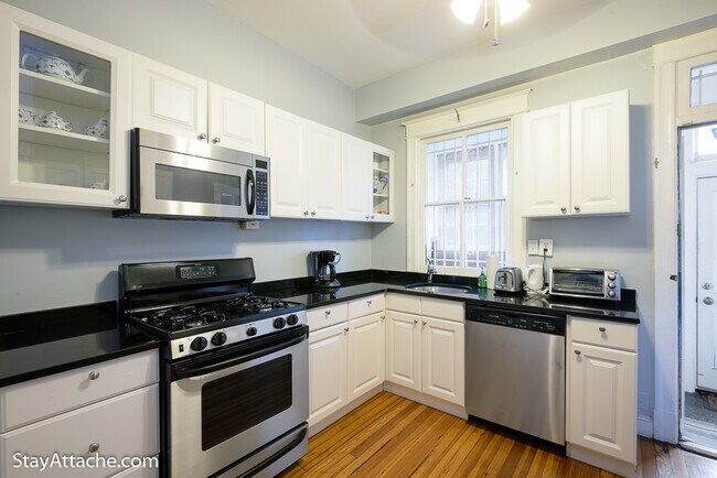 Building Photo - 1737 Swann