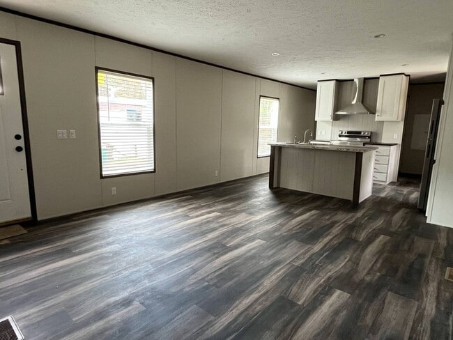 Building Photo - 14142 Lorraine Rd