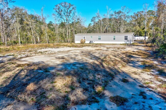 Building Photo - Huge 5 Bedroom 3 Bathroom Hastings Home Located w/ 1 Acre