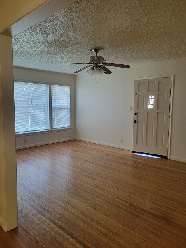 Building Photo - 3506 S Jamestown Ave