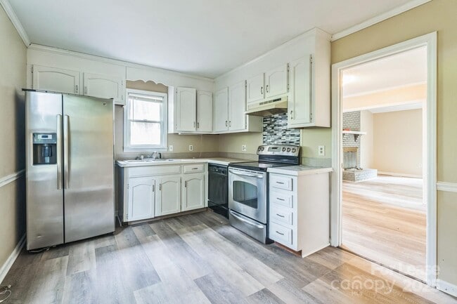Building Photo - 2301 Wishbone Dr