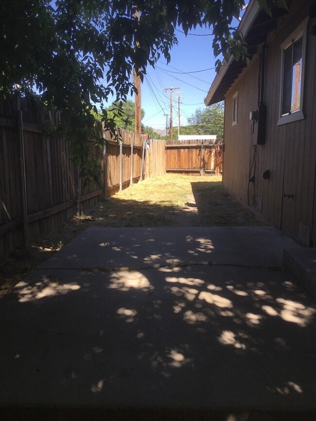Building Photo - 1 bedroom home with fenced yard