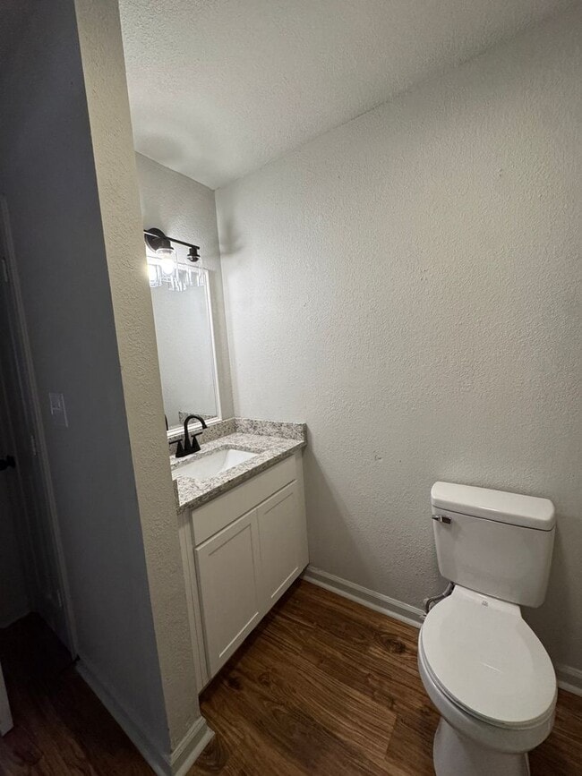 Building Photo - REMODELED 2 BED / 1 Bath Apartment in Trum...