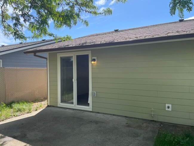 Building Photo - Very Nice 2 Bedroom 1 Bath Duplex in Grant...
